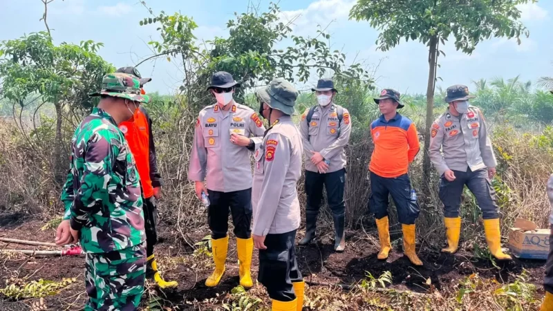 Aparat kepolisian langsung bergerak cepat meninjau peristiwa kebakaran lahan Sungai Gelam di RT 25.(poto: jambione.com).