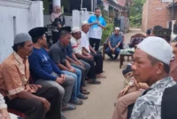 Ketua DPRD Kota Jambi Kemas Faried Alfarelly meninjau hasil pembangunan jalan di jambi.(poto: jambione.com).