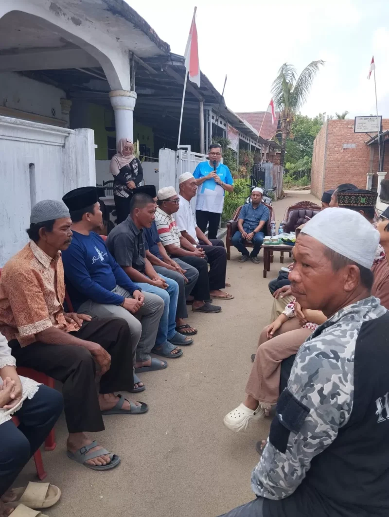 Ketua DPRD Kota Jambi Kemas Faried Alfarelly meninjau hasil pembangunan jalan di jambi.(poto: jambione.com).