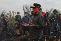 Gubernur Jambi Al Haris mengajak warga Salat Istisqa untuk atasi kebakaran lahan gambut Muaro Jambi.(poto: metrojambi.com).