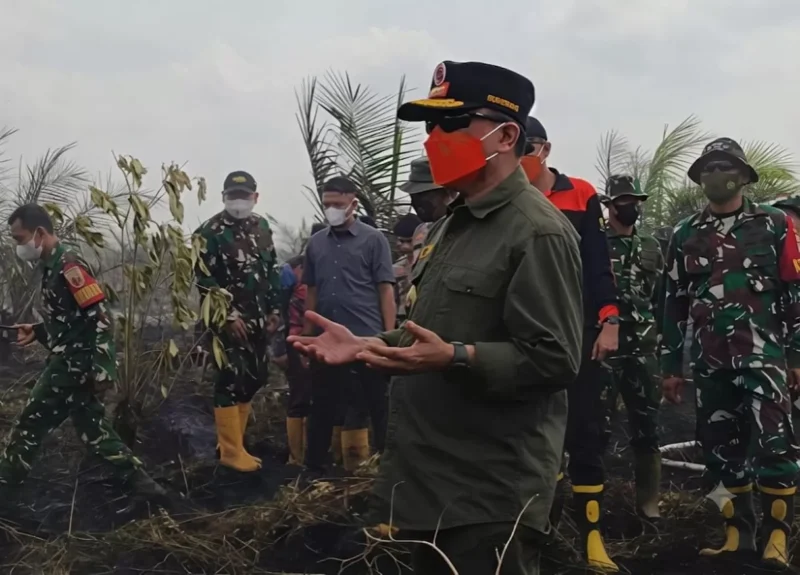 Gubernur Jambi Al Haris mengajak warga Salat Istisqa untuk atasi kebakaran lahan gambut Muaro Jambi.(poto: metrojambi.com).
