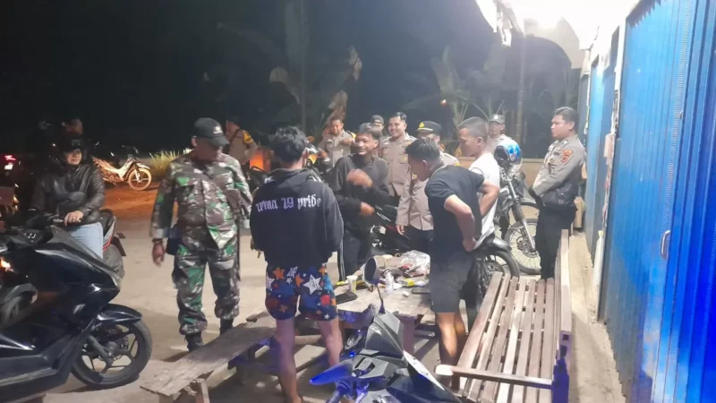 Polsek Maro Sebo bersama tim gabungan TNI dan Pemerintah Kecamatan menggelar patroli skala besar pada Selasa (18/8/2026) malam.(poto: jambione.com).