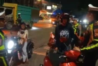Personel kepolisian Polres Muaro Jambi menggelar operasi razia besar-besaran pada Selasa malam (18/8/2026).(poto: jambione.com).