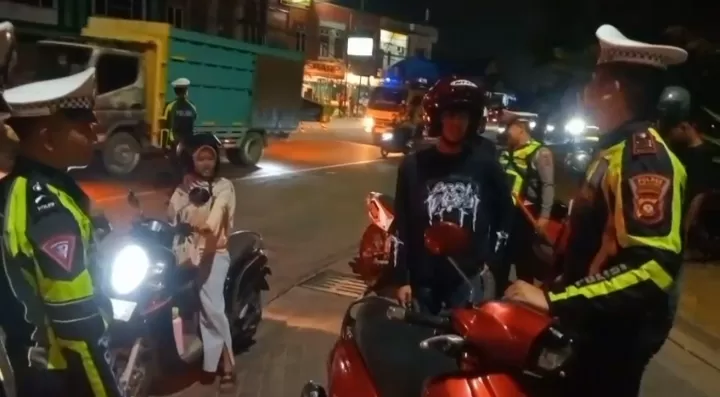 Personel kepolisian Polres Muaro Jambi menggelar operasi razia besar-besaran pada Selasa malam (18/8/2026).(poto: jambione.com).