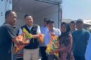 Kadin Tanjab Timur menyalurkan bantuan satu ton beras untuk warga korban kebakaran hebat di Kelurahan Nipah Panjang I.(poto: ampar.id).