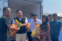 Kadin Tanjab Timur menyalurkan bantuan satu ton beras untuk warga korban kebakaran hebat di Kelurahan Nipah Panjang I.(poto: ampar.id).