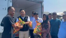 Kadin Tanjab Timur menyalurkan bantuan satu ton beras untuk warga korban kebakaran hebat di Kelurahan Nipah Panjang I.(poto: ampar.id).