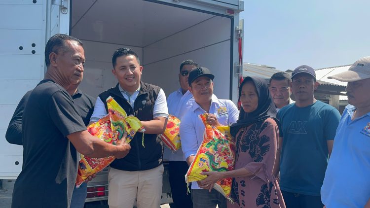 Kadin Tanjab Timur menyalurkan bantuan satu ton beras untuk warga korban kebakaran hebat di Kelurahan Nipah Panjang I.(poto: ampar.id).