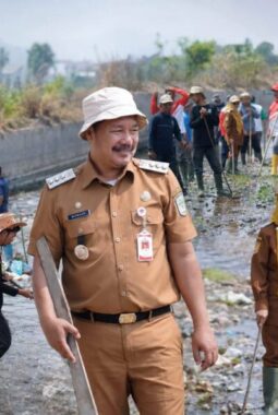 Bupati Monadi Pimpin Aksi Bersih Sungai Kerinci pada Peringatan HUT Ke-81 RI