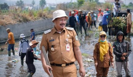 Pemerintah Kabupaten Kerinci menggelar aksi bersih sungai Kerinci di kawasan aliran sungai Kecamatan Siulak Mukai pada Senin (24/8/2026).