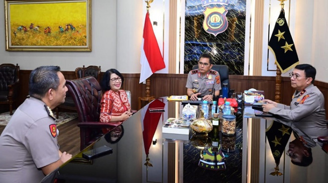 Kapolda Jambi Irjen Pol Krisno Halomoan Siregar menerima kunjungan audiensi Ketua Pengadilan Tinggi Jambi Ifa Sudewi di ruang kerjanya pada Jumat (31/7/2026).(poto: infojambi.com).