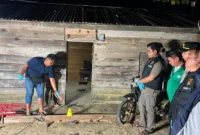 Polisi saat melakukan olah TKP di lokasi istri tewas ditangan suami, Pauh Sarolangun.(poto: metrojambi.com).