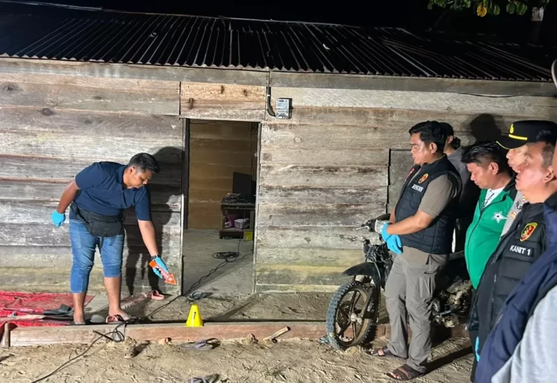 Polisi saat melakukan olah TKP di lokasi istri tewas ditangan suami, Pauh Sarolangun.(poto: metrojambi.com).
