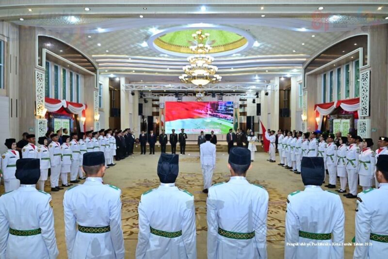 Wali Kota Maulana mengukuhkan 50 Paskibraka Kota Jambi Tahun 2026.(poto: jambilink.id).