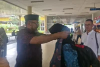 Sekretaris Daerah (Sekda) Provinsi Jambi, Dr. H. Sudirman, S.H., M.H., menyambut kepulangan pembawa baki Paskibraka Nasional di Bandara Sultan Thaha Saifuddin Jambi pada Rabu (19/08/2026) pagi.(poto: ampar.id).