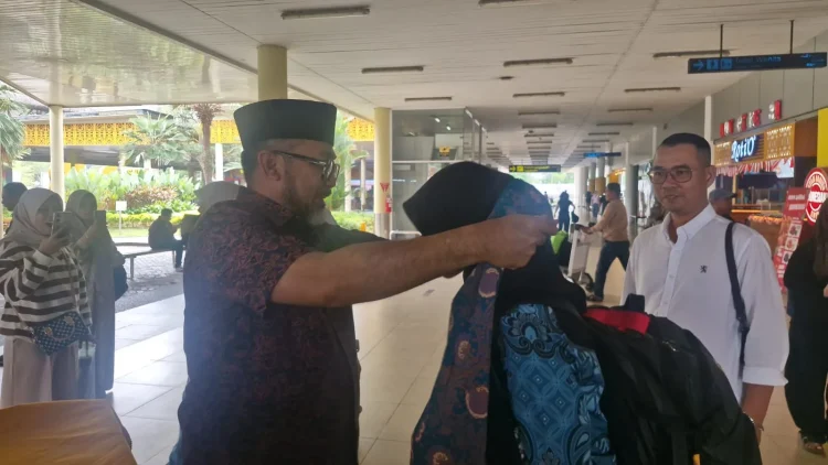 Sekretaris Daerah (Sekda) Provinsi Jambi, Dr. H. Sudirman, S.H., M.H., menyambut kepulangan pembawa baki Paskibraka Nasional di Bandara Sultan Thaha Saifuddin Jambi pada Rabu (19/08/2026) pagi.(poto: ampar.id).