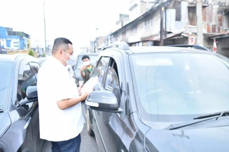 Ketua DPRD Kota Jambi Kemas Faried Alfarelly bersama jajaran Polresta Jambi langsung mendatangi jalanan untuk membagikan ribuan masker.(poto: jambilink.id).