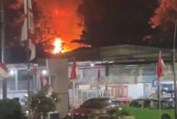 Kebakaran menghebohkan warga seberang SPBU Tebo Jambi akibat pembakaran sampah.(poto: jambitv).