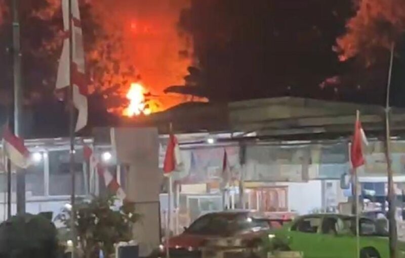 Kebakaran menghebohkan warga seberang SPBU Tebo Jambi akibat pembakaran sampah.(poto: jambitv).