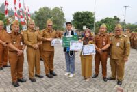 Wali Kota Sungai Penuh Alfin, S.H. menyerahkan piagam penghargaan pada tanggal 31 Agustus 2026.(poto: ist).