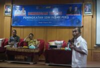 Wakil Ketua PWI Jambi Bidang Organisasi, Nalom Siadari, hadir langsung memberikan materi.(poto: meranginkab.go.id).