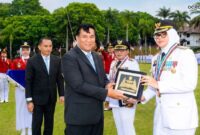Bupati Tanjung Jabung Timur Hj Dillah Hikmah Sari mengukir prestasi tingkat nasional melalui penganugerahan penghargaan IPDN Dillah Hikmah Sari di Jatinangor.(poto: ar/ istimewa).