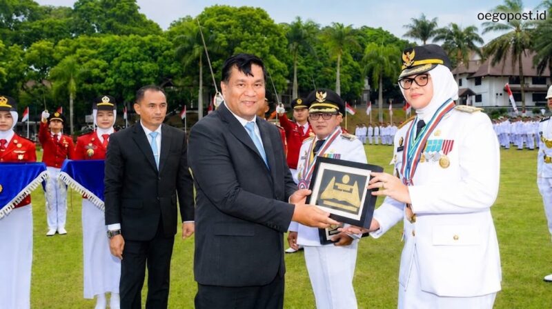 Bupati Tanjung Jabung Timur Hj Dillah Hikmah Sari mengukir prestasi tingkat nasional melalui penganugerahan penghargaan IPDN Dillah Hikmah Sari di Jatinangor.(poto: ar/ istimewa).