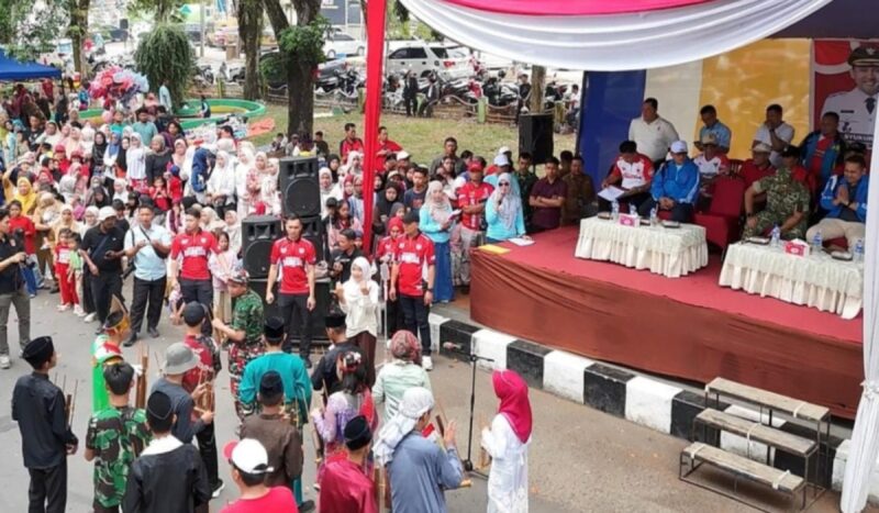Pawai Akbar Pelajar Merangin sukses menyedot perhatian warga dalam rangka memeriahkan Hari Ulang Tahun ke-81 Republik Indonesia pada Selasa (18/8).(poto: meranginkab.go.id).