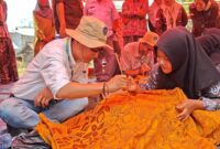 Prof. Dr. Yongmun Jeon dan Mr. Nicolas Klee mendatangi sanggar batik milik Pondok Pesantren Al-Aziziah di Desa Muara Siau, Kecamatan Muara Siau.(poto: meranginkab.go.id).