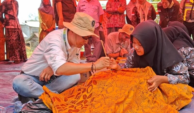 Prof. Dr. Yongmun Jeon dan Mr. Nicolas Klee mendatangi sanggar batik milik Pondok Pesantren Al-Aziziah di Desa Muara Siau, Kecamatan Muara Siau.(poto: meranginkab.go.id).