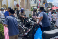 Warung Buk Dorlan bagikan makanan gratis berupa 100 kotak nasi dan 100 gelas jus segar kepada masyarakat pada Jumat (7/8/2026).
