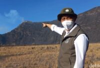 Menteri Kehutanan Raja Juli Antoni meninjau lokasi karhutla di kawasan Gunung Bromo secara langsung.(poto: detik.com).