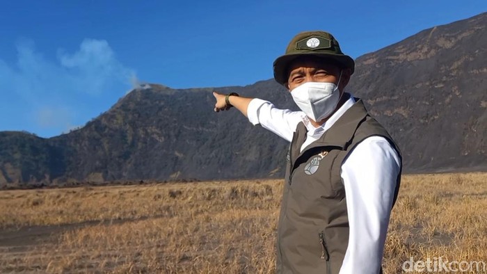 Menteri Kehutanan Raja Juli Antoni meninjau lokasi karhutla di kawasan Gunung Bromo secara langsung.(poto: detik.com).