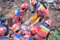 Dua pekerja tertimpa beton turap saat menggarap proyek normalisasi saluran air di kawasan Jakarta Timur.(poto: detik.com).