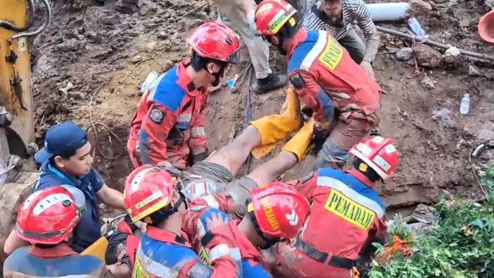 Dua pekerja tertimpa beton turap saat menggarap proyek normalisasi saluran air di kawasan Jakarta Timur.(poto: detik.com).