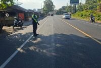 Seorang pengendara motor tewas terlindas kendaraan berat setelah gagal menyalip dari sisi kiri jalan.(poto: detik.com)