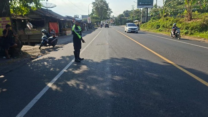 Seorang pengendara motor tewas terlindas kendaraan berat setelah gagal menyalip dari sisi kiri jalan.(poto: detik.com)
