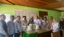 Pemerintah Kabupaten Merangin menyalurkan bantuan beras pangan alokasi tiga bulan sekaligus sebanyak 1.174 ton untuk 39.152 KPM di Pematang Kandis.(poto: kominfo).