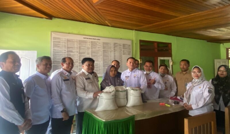 Pemerintah Kabupaten Merangin menyalurkan bantuan beras pangan alokasi tiga bulan sekaligus sebanyak 1.174 ton untuk 39.152 KPM di Pematang Kandis.(poto: kominfo).