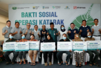Wakil Gubernur Jambi, Abdullah Sani, berpse bersama pasien menerima operasi katarak gratis di Jambi lewat kolaborasi Tzu Chi Sinar Mas, RS Rapha Theresia, dan Pemprov Jambi.(poto: istimewa).