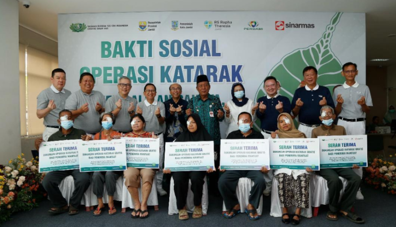 Wakil Gubernur Jambi, Abdullah Sani, berpse bersama pasien menerima operasi katarak gratis di Jambi lewat kolaborasi Tzu Chi Sinar Mas, RS Rapha Theresia, dan Pemprov Jambi.(poto: istimewa).