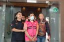 Edi Nuryanto saat digiring petugas setelah ditangkap dalam pelarian 10 tahun.(poto: albrita.com).