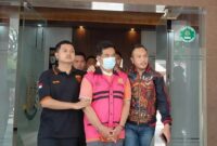 Edi Nuryanto saat digiring petugas setelah ditangkap dalam pelarian 10 tahun.(poto: albrita.com).