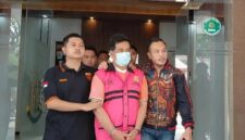Edi Nuryanto saat digiring petugas setelah ditangkap dalam pelarian 10 tahun.(poto: albrita.com).