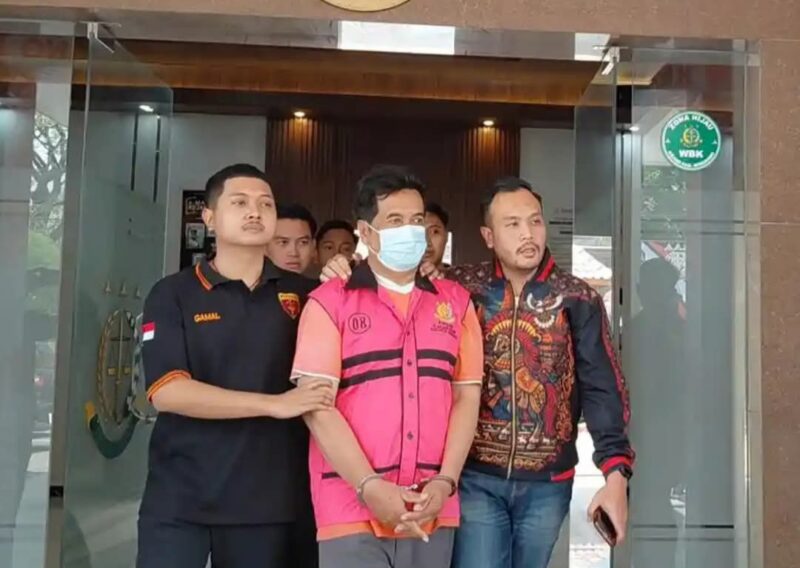 Edi Nuryanto saat digiring petugas setelah ditangkap dalam pelarian 10 tahun.(poto: albrita.com).