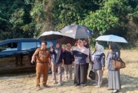 Lavita Syukur, meninjau langsung kesiapan lokasi HKG PKK ke-54 di Desa Tiangko, Kecamatan Sungai Manau, Selasa (15/9).(poto: kominfo).