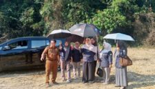 Lavita Syukur, meninjau langsung kesiapan lokasi HKG PKK ke-54 di Desa Tiangko, Kecamatan Sungai Manau, Selasa (15/9).(poto: kominfo).
