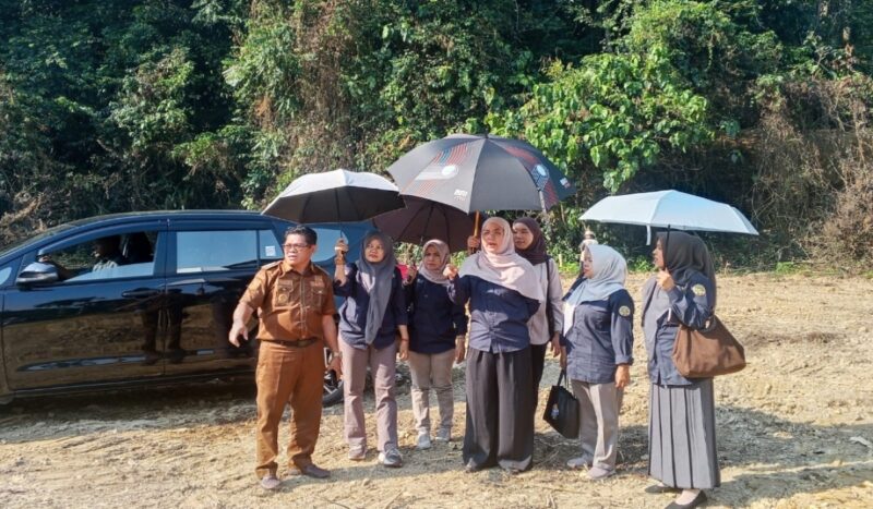 Lavita Syukur, meninjau langsung kesiapan lokasi HKG PKK ke-54 di Desa Tiangko, Kecamatan Sungai Manau, Selasa (15/9).(poto: kominfo).