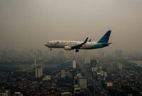 Ilustrasi : Pesawat Garuda Jakarta Jambi terpaksa memutar balik ke Bandara Soekarno-Hatta setelah gagal mendarat di Bandara Sultan Thaha Saifuddin akibat kabut asap pekat pada Sabtu (19/9/2026).(poto: AI).