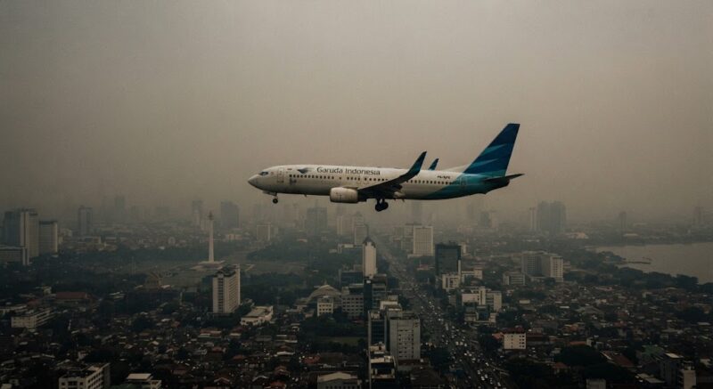 Ilustrasi : Pesawat Garuda Jakarta Jambi terpaksa memutar balik ke Bandara Soekarno-Hatta setelah gagal mendarat di Bandara Sultan Thaha Saifuddin akibat kabut asap pekat pada Sabtu (19/9/2026).(poto: AI).
